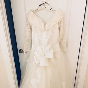 Gloria Vanderbilt wedding dress w/ train & veil